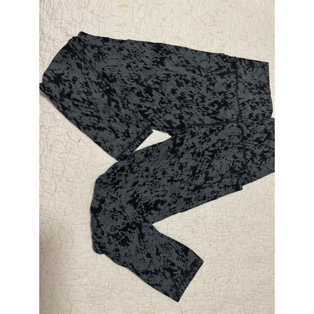 athleta m salutation stash pocket ii printed 7/8 tight leggings snake gray black